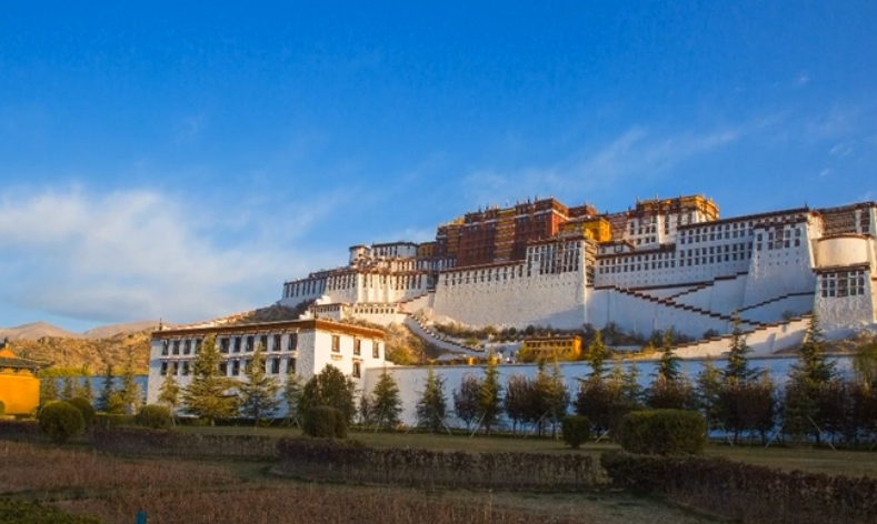 西藏布达拉宫的主要景观有哪些？布达拉宫的建筑特色是什么？